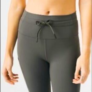Zyia size 6-8 Sage pocket drawstring luxe 7/8 legging